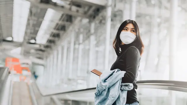 perempuan memakai masker