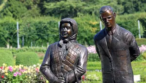 Patung mendiang Ratu Elizabeth II dan Pangeran Philips di Antrim Castle Garden, Irlandia Utara. (dok. Facebook Antrim and Newtonabbey Borough)