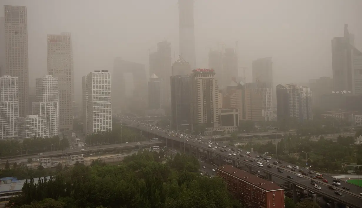Pemandangan pusat distrik bisnis Beijing saat badai debu terjadi, Kamis (4/5). Badai debu di China umumnya terjadi saat musim semi, ketika angin dari timur laut membawa debu, pasir dan tanah dari Gurun Gobi ke pusat kota. (Nicolas ASFOURI/AFP)