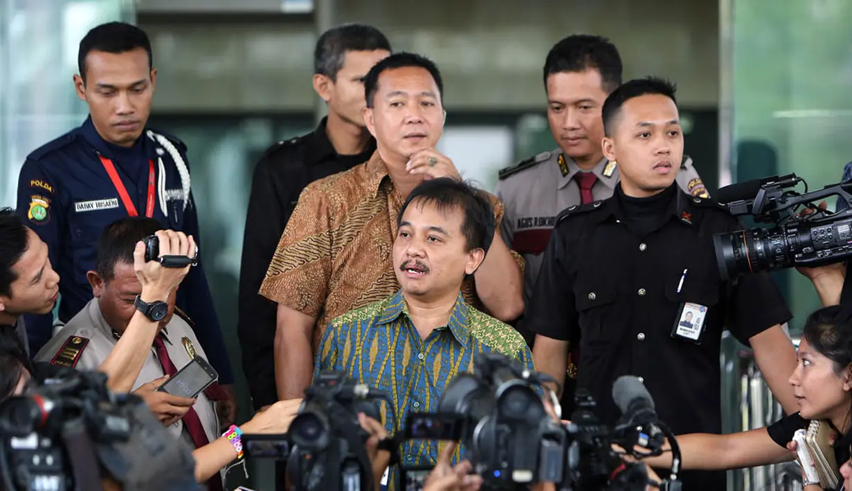 Mantan Menpora Roy Suryo saat memberikan keterangan kepada awak media di gedung KPK, Jakarta, (23/10/14). (Liputan6.com/Miftahul Hayat)