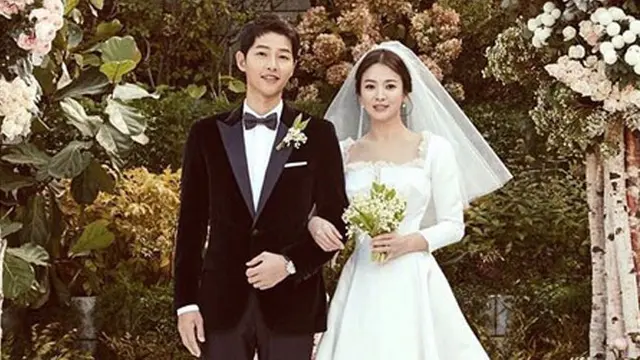 [Bintang] Kemesraan Song Joong Ki dan Song Hye Kyo di Konser IU