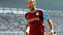 Aston Villa&#039;s Norwegian forward John Carew celebrates after scoring during the EPL football match against West Bromwich Albion at The Hawthorns, West Bromwich, central England, on September 21 2008. AFP PHOTO / ANDREW YATES
