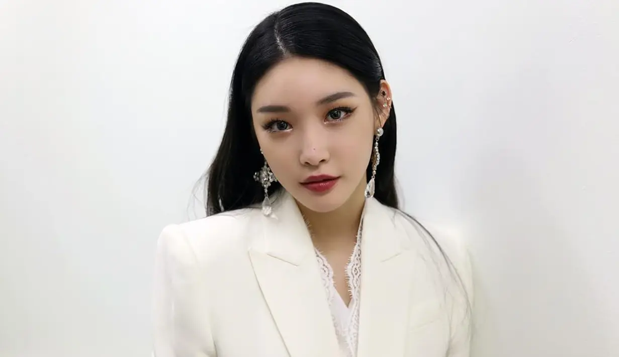 Chungha kini dikenal sebagai solois sukses dibawah agensi M&H Entertainment. Ia debut solo pada awal tahun 2017 dengan album Hands on Me. Debut solonya ini disambut antusias oleh para penggemarnya selapas kontraknya dengan I.O.I berakhir. (Liputan6.com/IG/@chungha_official)