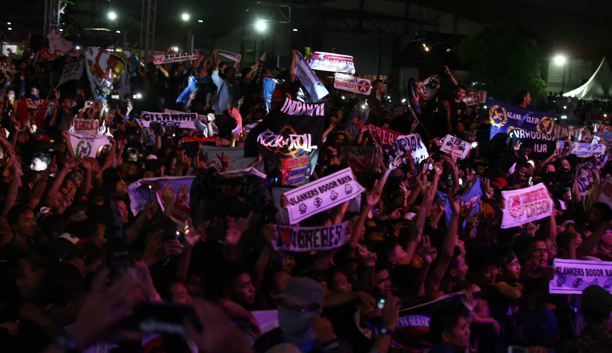Para penggemar musik Slank datang dari berbagai kota. Tidak hanya dari sekitar Jabotabek, para slangkers juga datang dari beberapa luar kota seperti Lampung dan Cirebon. (Nurwahyunan/Bintang.com)