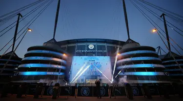 Spanduk perayaan kemenangan Manchester City di Liga Inggris menerangi luar Etihad Stadium, Manchester, Inggris, Sabtu (20/5/2023). Manchester City meraih gelar juara Liga Inggris setelah penantang terdekat Arsenal kalah dari Nottingham Forest. (AP Photo/Jon Super)