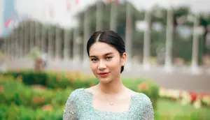 Kebaya biru tosca yang dipadukan dengan kain batik ini merupakan rancangan desainer Asky Febrianti. Payet kebaya ini simpel dan cocok dengan Azizah Salsha. Kerah kebaya Azizah Salsha ini didesain dengan model square neck, sementara lengan kebayanya didesain dengan model V. Meski simpel, namun desain di beberapa bagian membuat kebaya ini elegan. (Liputan6.com/IG/@askyfebrianti)