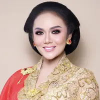 Di tangan MUA Dhirman Putra, wajah Krisdayanti dipoles serba pink. Mulai dari eye shadow, blush on, dan lipstiknya. [Instagram/@dhirmannputra]