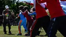 Siswa mengikuti permainan tradisional bakiak pada Festival Permainan Tradisional Anak di Desa Wisata Lubok Sukon, Kecamatan Ingin Jaya, Aceh Besar, Aceh, Sabtu (25/7/2026). (AFP/ Chaideer Mahyuddin)