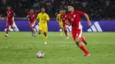 Jens Raven ketika menggiring bola ke gawang Malaysia pada laga pemungkas Grup A Piala AFF U-23 2025, Senin (21/7/2025). (Bola.com/Abdul Aziz)