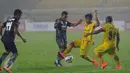 Pemain Sriwijaya FC dan PBFC berebut bola ditengah hujan deras saat berlaga di turnamen Piala Bhayangkara di Stadion Si Jalak Harupat, Bandung, Jumat (18/3/2016). Sriwijaya unggul 3-1 atas PBFC. (Liputan6.com/Helmi Fithriansyah)