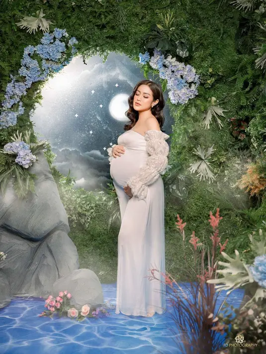 Jedar menuliskan doa dalam foto yang ia unggah di Instagram. "Ya Tuhan bahagia sekali aku menunggu kehadiran #babyverhaag di tengah-tengah kami. Terima kasih untuk berkah dan berkat Tuhan yang selalu dilimpahkan dalam keluarga kami.(Instagram @inijedar)