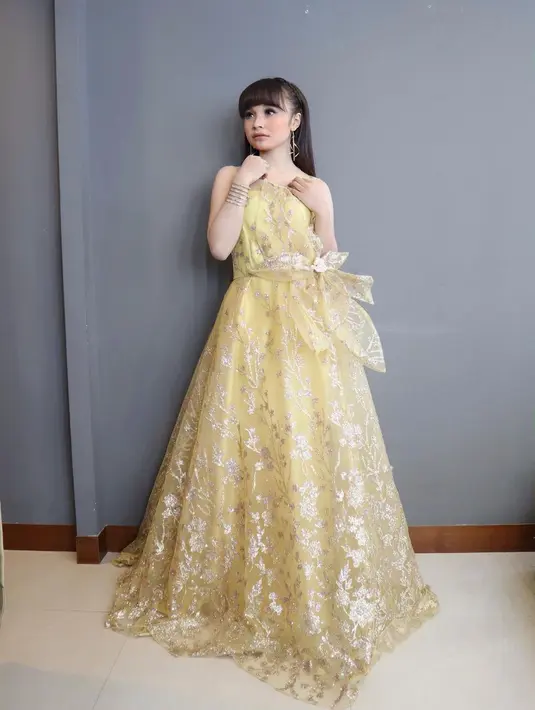 Gaun kuning berpadu dengan warna keemasan membuat Tasya Rosmala tampil menawan dan elegan. Warna kuningnya tetap membuat Tasya Rosmala menunjukkan sisi cerianya. (Liputan6.com/IG/@tasya_ratu_gopo).