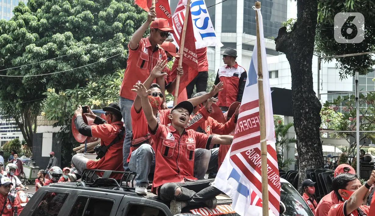 Aksi konvoi massa yang tergabung dalam Konfederasi Serikat Buruh Seluruh Indonesia (KSBSI) di Jalan Medan Merdeka Barat, Jakarta, Senin (12/10/2020). Ratusan massa buruh ini hendak berunjuk rasa menolak pengesahan omnibus law Undang-Undang Cipta Kerja di Istana Negara. (merdeka.com/Iqbal S Nugroho)