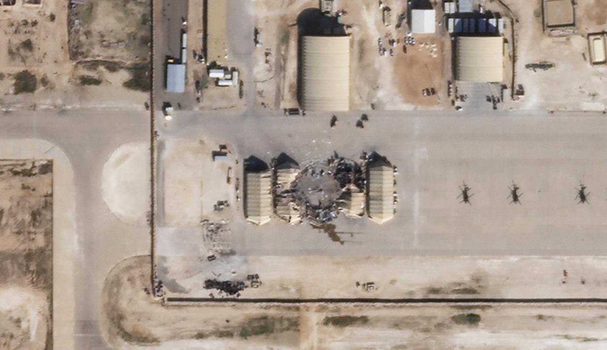 Gambar satelit menunjukkan kerusakan pangkalan udara AS di Ain al-Asad setelah terkena roket dari Iran di Irak barat, Rabu (8/1/2020). Iran menembakkan lebih dari selusin rudal balistik ke setidaknya dua pangkalan udara Irak yang menjadi pangkalan pasukan Amerika Serikat. (HO/Planet Labs Inc./AFP)