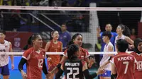 Timnas Voli Putri Indonesia U21 berhadapan dengan Vietnam U21 di laga pertama babak penyisihan Pool A FIVB Putri U21 2025, Kamis (07/08/2025). (Mitchell Soeharsono)