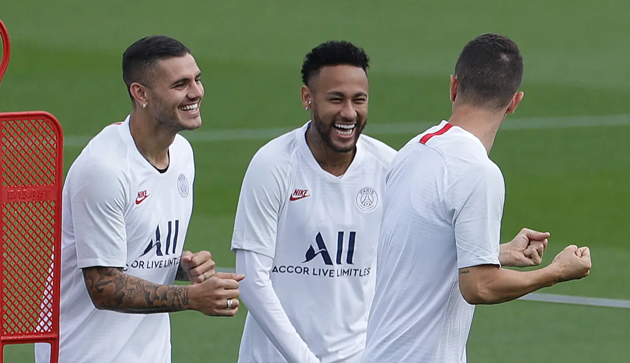 Pemain Paris Saint Germain Neymar (tengah) bercanda dengan Mauro Icardi (kiri) dan rekan mereka saat sesi latihan di Camp des Loges, Saint-Germain-en-Laye, Prancis, Selasa (17/9/2019). PSG akan menjamu Real Madrid pada matchday 1 Grup A Liga Champions. (GEOFFROY VAN DER HASSELT/AFP)