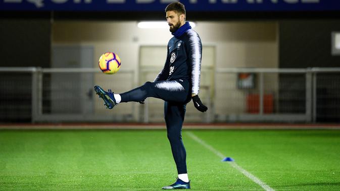 Striker timnas Prancis, Olivier Giroud menjuggling bola selama sesi latihan di Clairefontaine-en-Yvelines (12/11). Prancis juga akan bertanding pada pertandingan persahabatan melawan timnas Uruguay. (AFP Photo/Franck Fife)