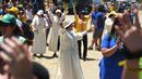 Para biarawati dan pemuda bernyanyi dan menari saat menunggu Paus Fransiskus di Gereja Maipu di Santiago, Chili (18/1). (AFP Photo / Eitan Abramovich)