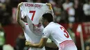 Pemain Sevilla, Kevin Gameiro (kiri) dan Adil Rami merayakan gol ke gawang Shakhtar Donetsk  pada leg kedua semifinal Liga Europa di Stadion Ramon Sanchez Pizjuan, Sevilla, Jumat (6/5/2016) dini hari WIB. (AFP/Cristina Quicler)