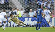 Zinedine Zidane. Eks gelandang serang Prancis yang pensiun pada Juli 2006 ini menjadi pemain ketiga yang melakukan eksekusi penalti dengan gaya Panenka di Piala Dunia. Momen itu terjadi saat Prancis kalah melalui adu penalti 3-5 (1-1) dari Italia pada partai final Piala Dunia 2006 (9/7/2006) di Jerman. Gol penalti Panenka Zinedine Zidane dicetak pada menit ke-7 yang membuat Prancis unggul terlebih dahulu 1-0, yang akhirnya mampu disamakan 1-1 oleh Italia lewat gol Marco Materazzi pada menit ke-19. (AFP/Nicolas Asfouri)