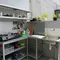 Desain Dapur Kecil Baja Ringan di Sudut Belakang Rumah. (Foto: AI)