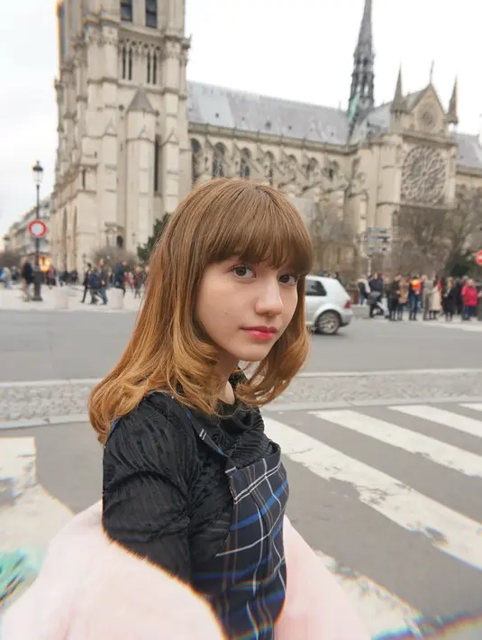 Cassandra Lee merupakan salah satu artis Indonesia yang punya wajah dewasa. Padahal ia baru berumur 17 tahun, tak ayal ia kerap mendapat peran dewasa saat bermain di FTV atau sinetron. (Foto: instagram.com/cassandraslee)