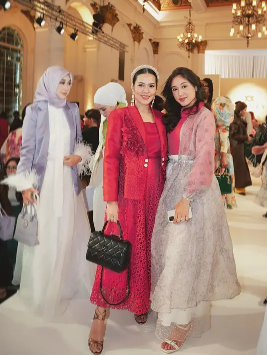 Tak sendiri, Raisa juga terlihat hadir dalam London Fashion Week 2023 serta memakai busana dengan konsep senada dengan Yasmin Napper. (FOTO: instagram.com/yasminnapper/)