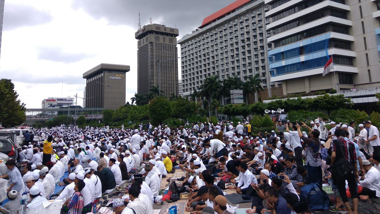 Di Bawah Hujan Massa Demo 2 Desember Salat Jumat di Jalan Thamrin