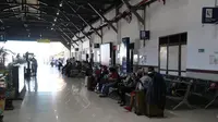 Pelayanan di Stasiun Pasarturi berlangsung normal usai insiden atap ambruk. (Dian Kurniawan/Liputan6.com)