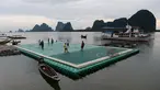 Lapangan terapung ini terletak di Desa Koh Panyee, Phang Nga, Thailand. Foto diambil pada 1 Oktober 2014. (AFP PHOTO/Christophe ARCHAMBAULT)