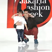 Sempat ragu, Jessica Iskandar kaget El Barrack pandai berjalan di catwalk.