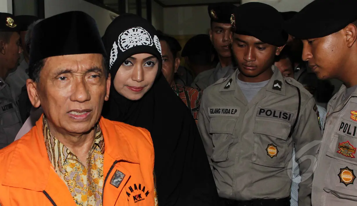 Fuad Amin Imron didampingi istri mudanya berjalan usai menjalani sidang di Pengadilan Tipikor, Jakarta, Rabu (13/5/2015). Fuad terlibat kasus dugaan suap jual beli pasokan gas alam di Gresik dan Gili Timur, Bangkalan. (Liputan6.com/Helmi Afandi)