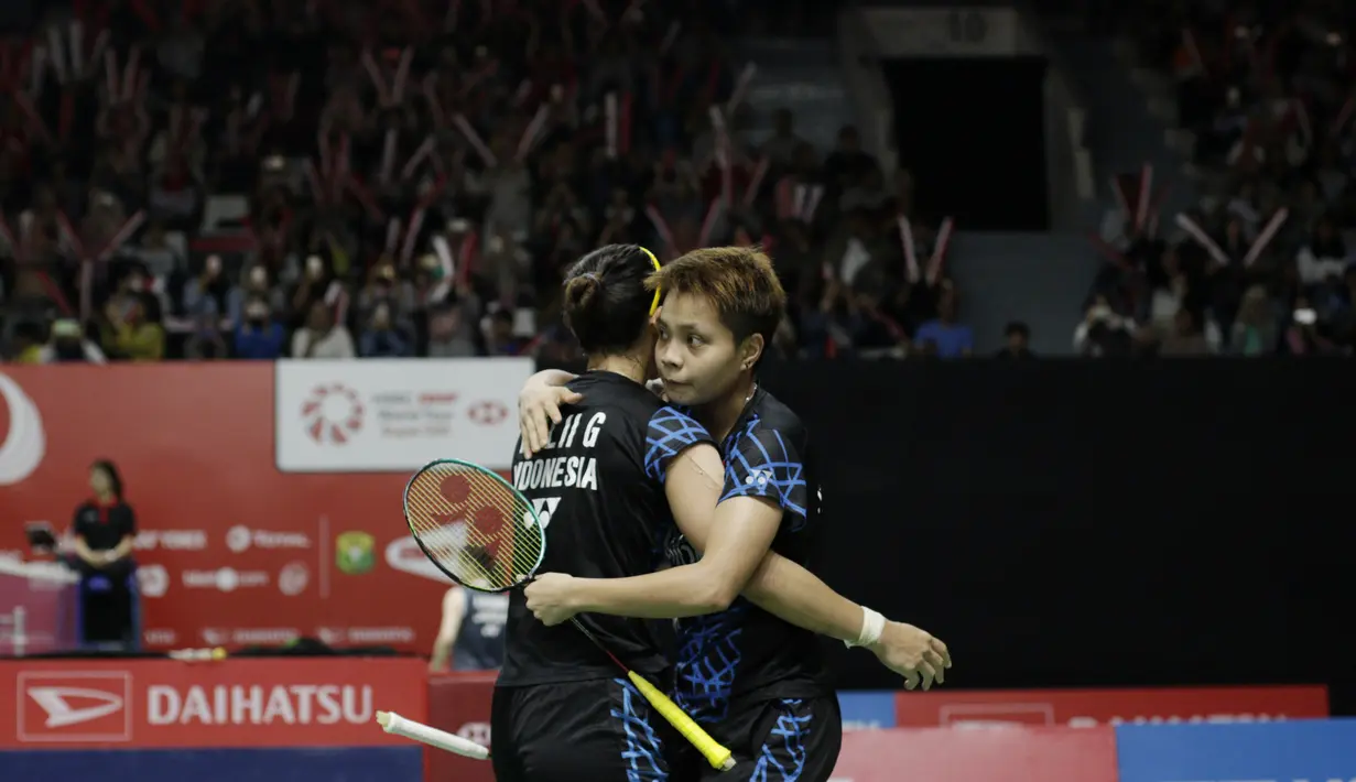 Pebulutangkis Indonesia, Greysia Polii / Apriyani Rahayu, merayakan kemenangan atas pasangan Bulgaria pada Indonesia Masters 2019 di Istora Senayan, Jakarta, Rabu (23/1). Greysia / Apriyani lolos ke babak kedua. (Bola.com/M. Iqbal Ichsan)