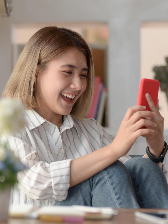 perempuan main ponsel