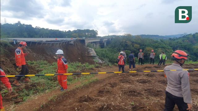 Pekerja PT Trans Jabar Tol saat melakukan memperbaiki longsoran (Liputan6.com/Fira Syahrin).