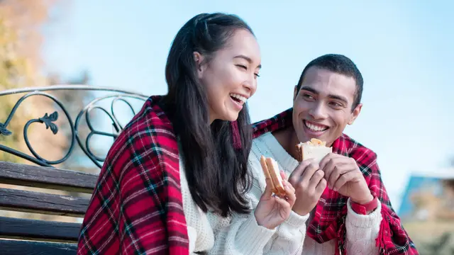 couple romantis bahagia