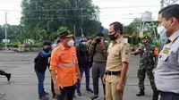 Wali Kota Bogor Bima Arya memantau aktivitas di Stasiun Bogor Senin (8/6/2020). (Liputan6.com/Achmad Sudarno)