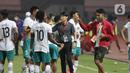 Pelatih Timnas Indonesia U-19, Shin Tae Yong bersama timnya usai melawan Myanmar U-19 pada laga terakhir penyisihan grup A Piala AFF U-19 2022 di Stadion Patriot Candrabhaga, Bekasi, Jawa Barat, Minggu (10/7/2022). Timnas Indonesia U-19 gagal melaju ke semifinal setelah kalah produktivitas gol dengan Thailand dan Vietnam yang bermain imbang 1-1. (Liputan6.com/Helmi Fithriansyah)