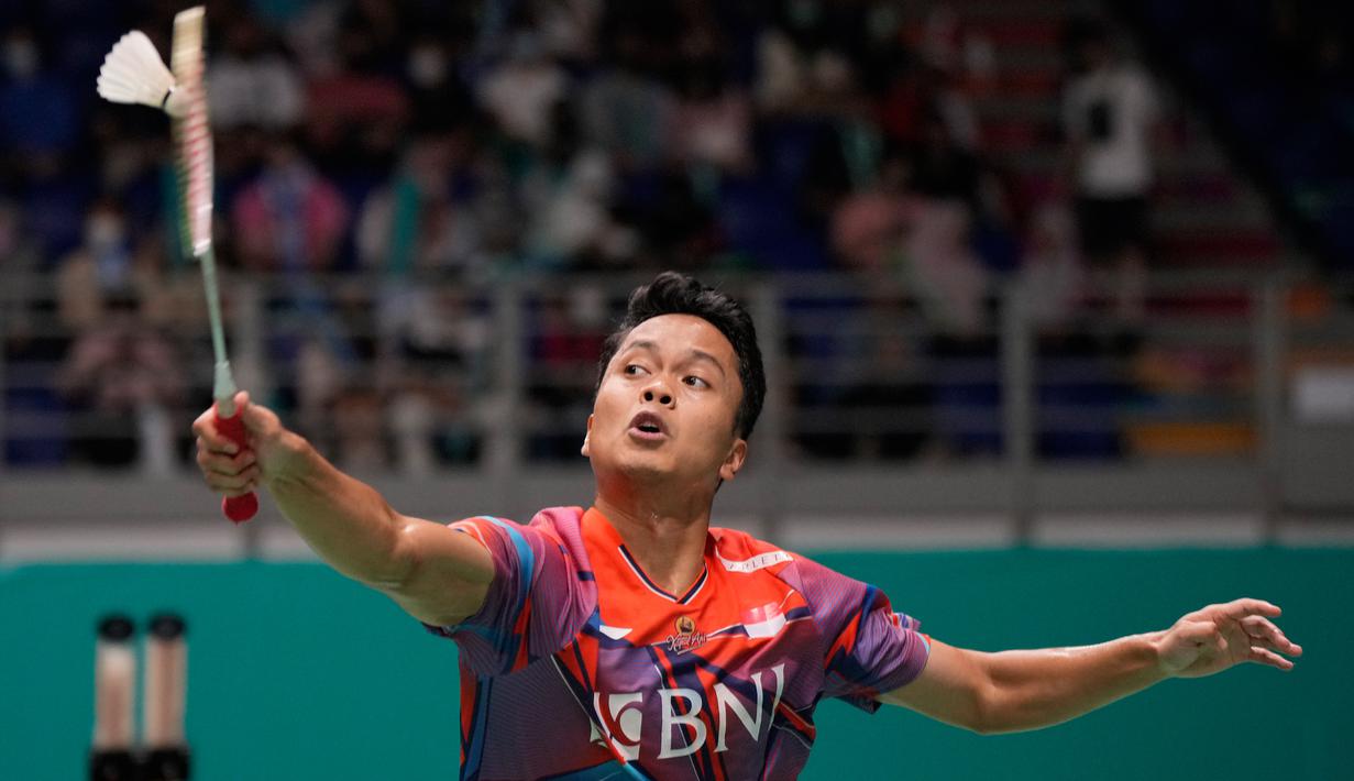 Anthony Sinisuka Ginting saat melawan Anders Antonsen pada pertandingan tunggal putra turnamen bulu tangkis Malaysia Open 2023 di Bukit Jalil Axiata Arena, Kuala Lumpur, Malaysia, Kamis (12/1/2023). Anthony Sinisuka Ginting mengalahkan Anders Antonsen dengan skor 21-14, 17-21, dan 21-17. (AP Photo/Vincent Thian)
