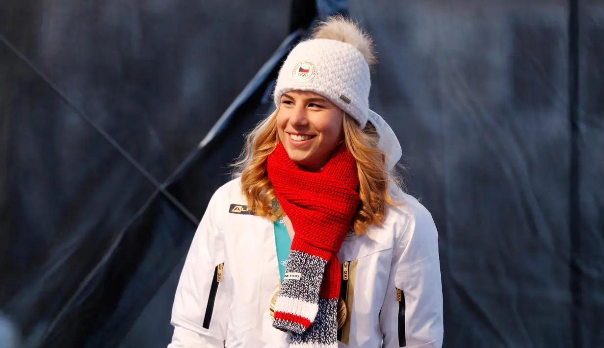Altet Olimpiade Musim Dingin Ester Ledecka saat tiba di Old Town Square di Praha, Ceko (26/2). Torehan tersebut adalah sejarah baru yang terjadi di Olimpiade Musim Dingin, PyeongChang 2018. (AP Photo / Petr David Josek)