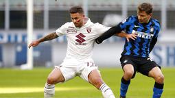 Pemain Inter Milan, Nicolo Barella, berebut bola dengan pemain Torino, Karol Linetty, pada laga Liga Italia di Stadion Giuseppe Meazza, Minggu (22/11/2020). Inter Milan menang dengan skor 4-2. (AP/Antonio Calanni)