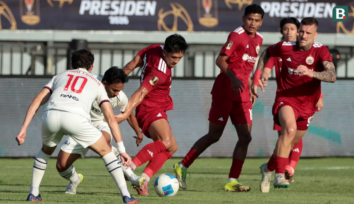 Pemain Persija Jakarta terlibat duel sengit dengan pemain Arema FC pada laga perebutan peringkat ketiga Piala Presiden 2026 di Stadion Kapten I Wayan Dipta, Gianyar, Bali, Kamis (6/8/2026). Kedua tim saling jual beli serangan sepanjang pertandingan, namun Persija mampu keluar sebagai pemenang dengan skor 3-1 melalui gol Witan Sulaeman, Arylansyah Abdulmanan, dan Victor Dethan untuk mengamankan posisi ketiga turnamen. (KapanLagi.com/Budy Santoso)