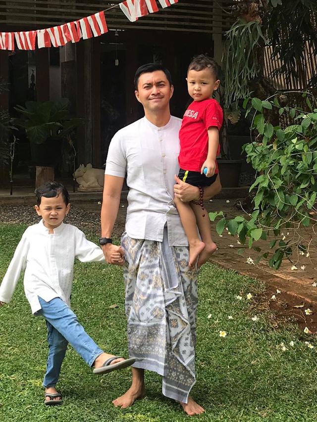 6 Potret Anjasmara Momong Kedua Cucunya, Kompak dan Harmonis