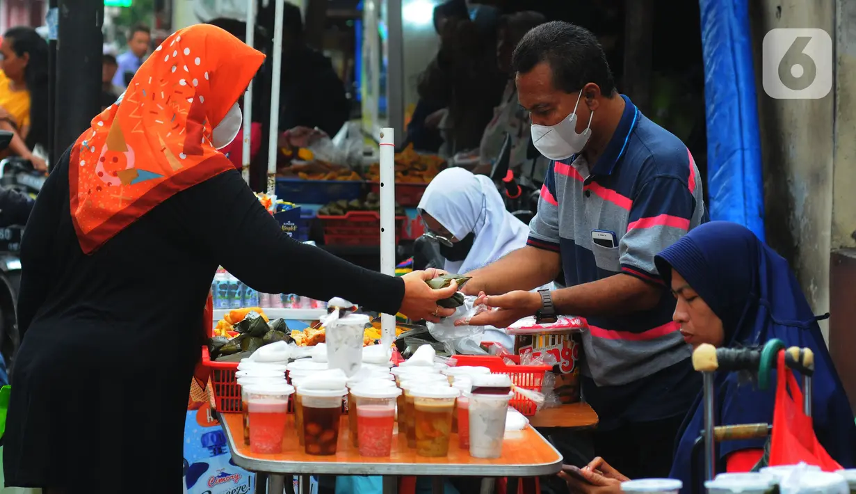 Warga setempat sudah memadati jalur ini sejak sekitar pukul 16.00 WIB. Mereka menilik setiap hidangan pedagang untuk memilih santapan yang tepat. (merdeka.com/Imam Buhori)