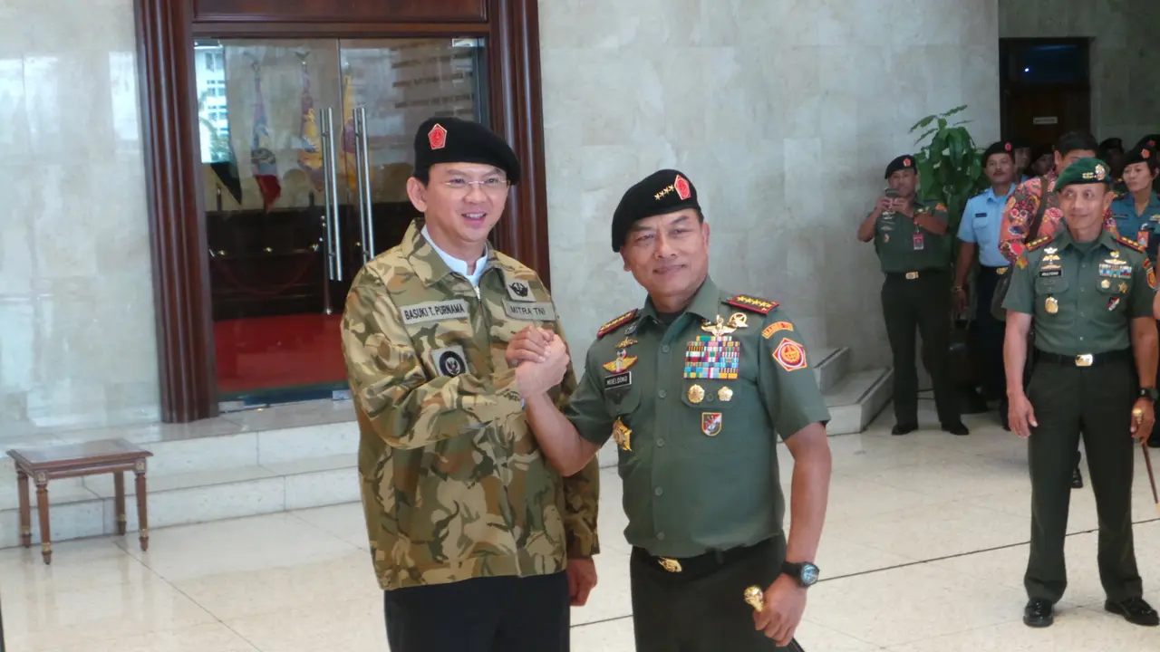 Saat Panglima TNI Salah Pasang Baret ke Kepala Ahok