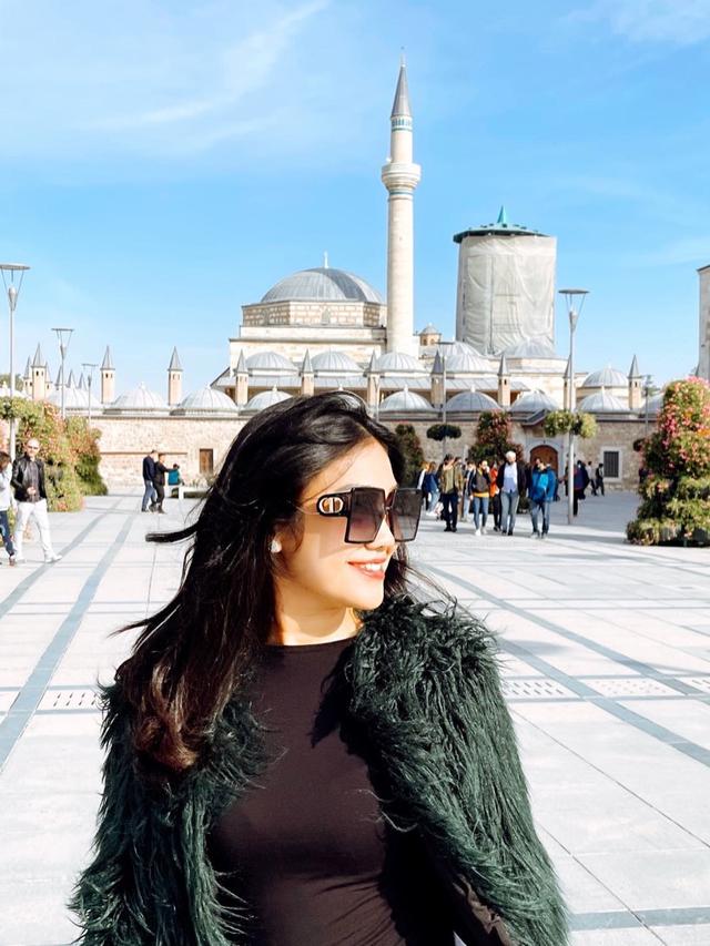 7 Potret Oline Mendeng Saat Liburan Ke Luar Negeri Ini Tampil Menawan