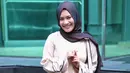 Diakuinya, Ikke pernah menanggalkan hijabnya karena sebuah pekerjaan. Ketika pekerjaan itu usai, ia kembali mengenakan hijab tersebut. Namun, keraguannya mendapat teguran dari orang tuanya. (Adrian Putra/Bintang.com)