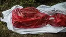 Sisa-sisa manusia ditempatkan di tas merah yang digali dari kuburan massal rahasia di negara bagian Veracruz, Meksiko, Jumat (7/9). Ini bukan yang pertama polisi mendapat informasi dari masyarakat terkait lokasi kuburan massal. (AP/Felix Marquez)