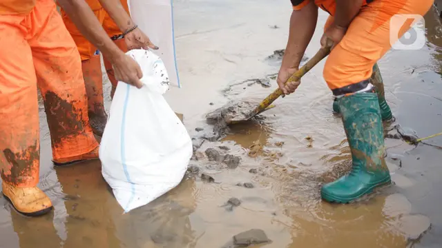 Banjir Mulai Surut, Pasukan Oranye Kerja Keras Bersihkan Lumpur