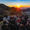 Pengunjung memadati Love Hill menunggu matari terbit di Bromo, Jawa Timur. Gunung Bromo dikenal sebagai salah satu lanskap paling magis di Indonesia. Perpaduan antara gunung megah, lautan pasir luas, serta kabut tipis yang menari di pagi hari menciptakan panorama emas yang sulit ditandingi. (merdeka.com/Arie Basuki)
